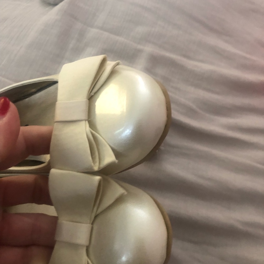 Girls size 1 1/2 gold dress shoes